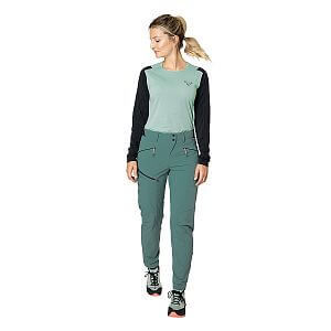 Dynafit Transalper L/S Tee W jadelite detail na postavě přední strana