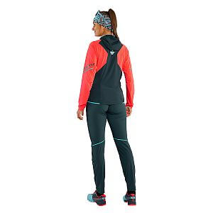 Dynafit Traverse Dynastretch Jacket W hot coral zadní pohled na postavě