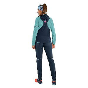 Dynafit Traverse Dynastretch Jacket W marine blue zadní pohled na postavě