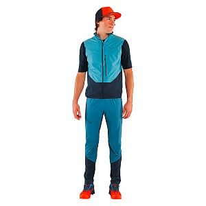 Dynafit Traverse Dynastretch Vest M storm blue přední pohled na postavě