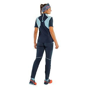 Dynafit Traverse Dynastretch Vest W marine blue zadní pohled na postavě