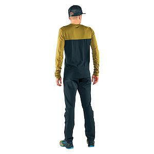 Dynafit Traverse S-Tech L/S Tee M blueberry army zadní pohled na postavě