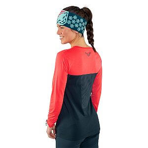 Dynafit Traverse S-Tech L/S Tee W blueberry/hot coral zadní pohled na postavě