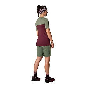 Dynafit Traverse S-Tech S/S Tee W burgundy zadní pohled na postavě