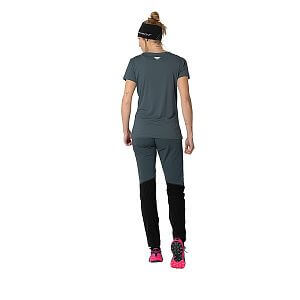 Dynafit Traverse T-Shirt W cinder zadní pohled na postavě 