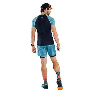 Dynafit Ultra 2in1 Shorts M storm blue zadní pohled na postavě