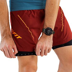 Dynafit Ultra 2in1 Shorts M syrah přední pohled na postavě detail nohavice