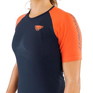 Dynafit Ultra 3 S-tech Shirt W blueberry hot coral detail pohled na postavě