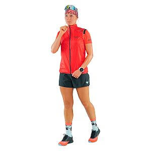 Dynafit Vert Wind Vest W hot coral Přední pohled na postavě