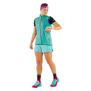 Dynafit Vert Wind Vest W marine blue přední pohled na postavě