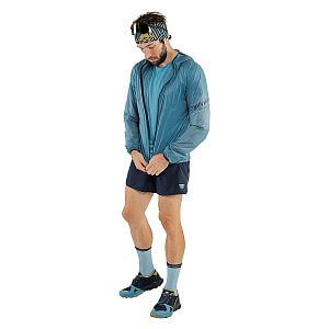 Dynafit Vertical Wind 72 Jacket M storm blue přední pohled na postavě