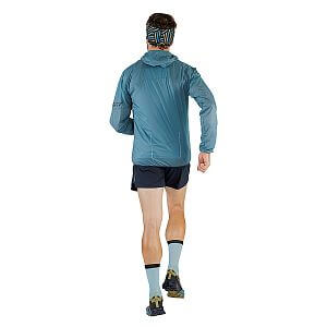 Dynafit Vertical Wind 72 Jacket M storm blue zadní pohled na postavě