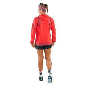 Dynafit Vertical Wind 72 Jacket W hot coral zadní pohled na postavě