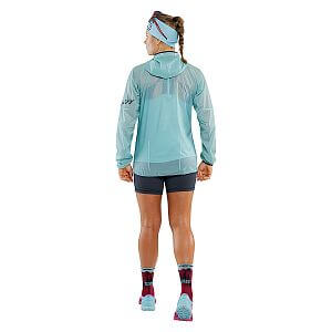 Dynafit Vertical Wind 72 Jacket W marine blue zadní pohled na postavě