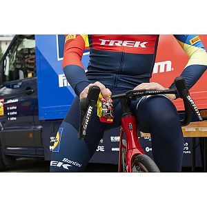 Enervit Liquid Gel Competition s kofeinem - citrus energetický gel s příchutí citrusu a kofeinem tadej pogačar na cyklistiku