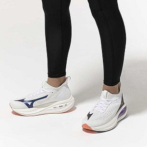 Mizuno Neo Vista 2 W white / striking coral / iris bloom dámské běžecké silniční boty na postavě