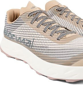 NNormal Kjerag Shoe beige unisex běžecké trailovky od kiliana jornet