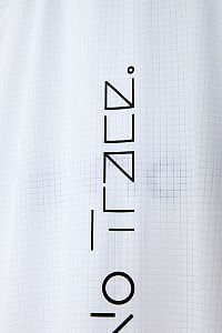 NNormal Men’s Race T-Shirt NN white pánské běžecké tričko detail slovo