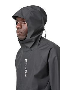 NNormal Trail Rain Jacket M black pánská běžecká bunda nasazená kapuce a vyšší límec