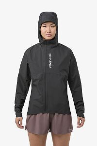 NNormal Trail Rain Jacket W black dámská běžecká bunda zepředu s kapucí