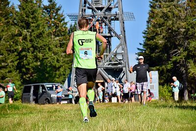 Ondra Fejfar bere body na švěťáku v běhu do vrchu v Krkonoších