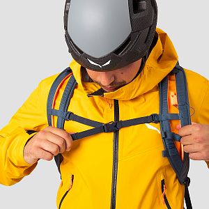 Salewa Ortles Wall 32L dark denim detail na postavě