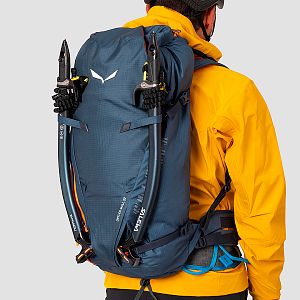 Salewa Ortles Wall 32L dark denim detail na postavě