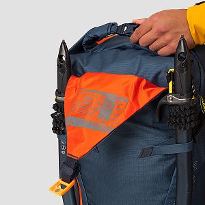 Salewa Ortles Wall 38L dark denim detail zapínání