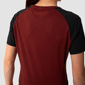 Salewa Pedroc PTC Delta T-Shirt W syrah zadní pohled na postavě detail