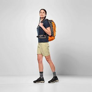 Salewa Puez 25L Backpack burnt orange / onyx boční pohled na postavě
