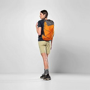 Salewa Puez 25L Backpack burnt orange / onyx zadní pohled na postavě