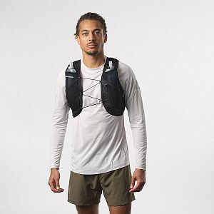 Salomon Active Skin 4 No Flasks black/metal přední pohled na postavě