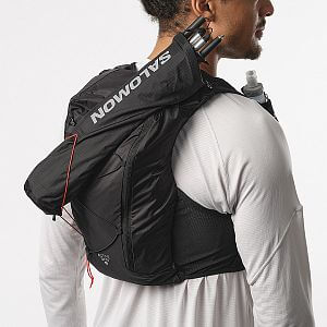 Salomon Active Skin 8 Set black/metal běžecká trailová vesta upevnění běžeckých holí a toulce