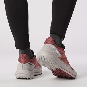 Salomon Pulsar Trail W Cow Hide / Ashes Of Roses / Pink Glo detail na noze