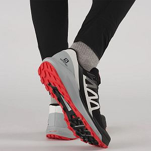 Salomon Sense Ride 4 black / pearl blue / poppy red boční pohled na postavě