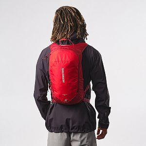 Salomon Trailblazer 10 red dahlia / high risk red zadní pohled na postavě