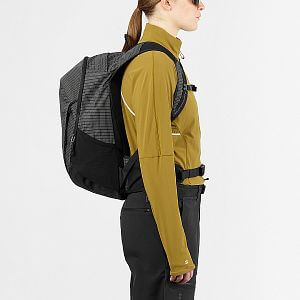 Salomon Trailblazer 20 Commuter black boční pohled na postavě