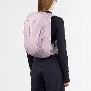 Salomon Trailblazer 20 nirvana / plum perfect zadní pohled na postavě