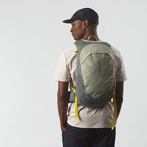 Salomon Trailblazer 20 sedona sage / seagrass / cress green zadní pohled na postavě