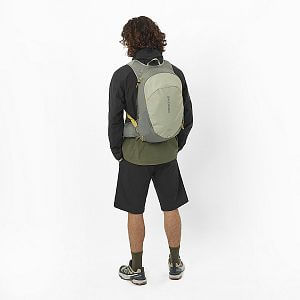Salomon Trailblazer 20 sedona sage / seagrass / cress green zadní pohled na postavě
