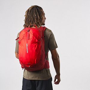 Salomon Trailblazer 30 red dahlia / high risk red zadní pohled na postavě