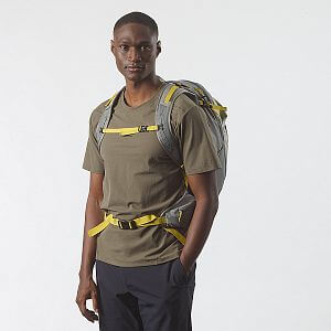 Salomon Trailblazer 30 sedona sage / seagrass / cress green přední pohled na postavě
