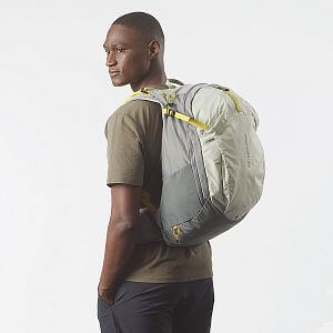 Salomon Trailblazer 30 sedona sage / seagrass / cress green zadní pohled na postavě