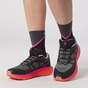 Salomon Ultra Glide 2 W Plum Kitten / Black / Pink Glo boční pohled na postavě