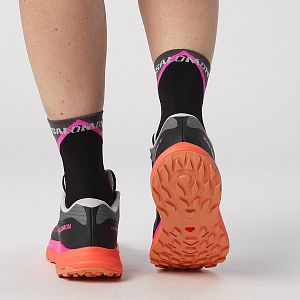 Salomon Ultra Glide 2 W Plum Kitten / Black / Pink Glo boční pohled na postavě