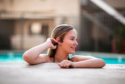 Shokz Openswim Bluetooth sluchátka černé detail1 na postavě1