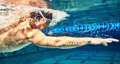 Shokz Openswim Bluetooth sluchátka černé detail1 na postavě2