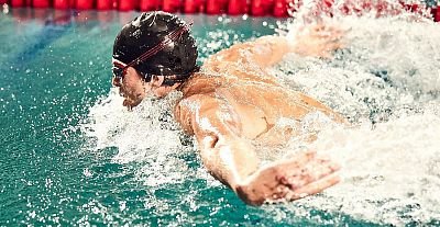 Shokz Openswim Bluetooth sluchátka černé detail1 na postavě3