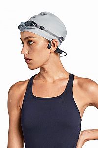 Shokz Openswim Bluetooth sluchátka černé detail1 na postavě