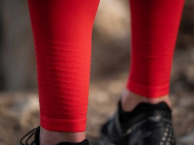 SU00002B_300-Compressport-R2V2-red-detail